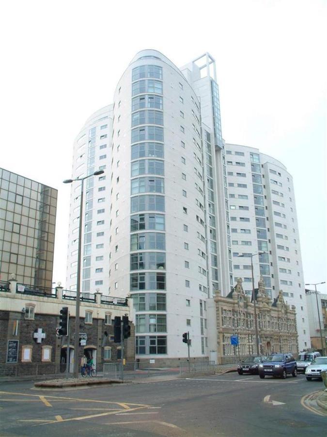 2 Bedroom City Centre Apartment With Free Parking Cardiff Exteriör bild